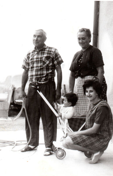 La famiglia in cortile